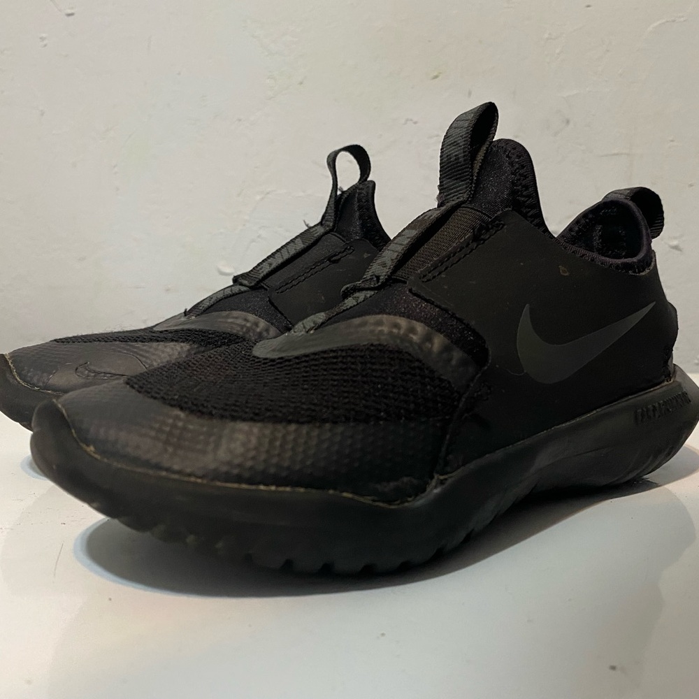 Nike boys no lace shoes